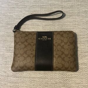 Coach Essential Small Wristlet in Signature Pattern Excellent Condition